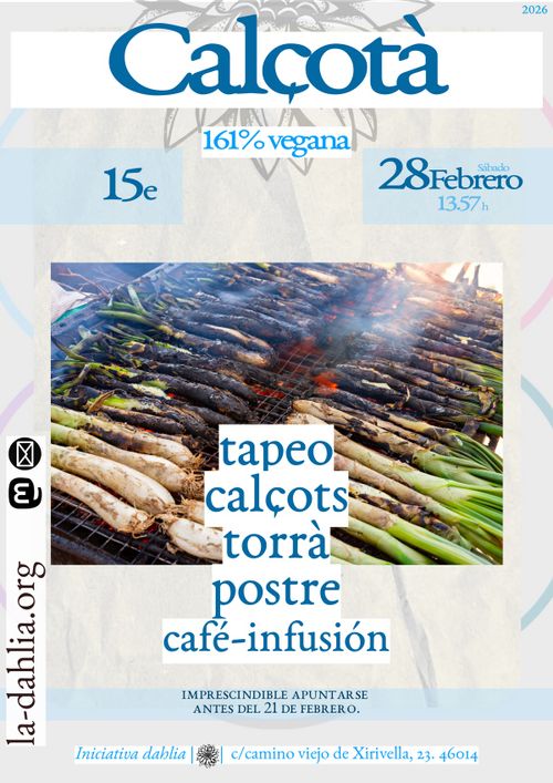 La imagen central del cartel es una foto de una parrilla doble llena de calçots sobre unas brasas, humeando en el centro. El texto en azules convoca la actividad y pone el menú con ,  el logo de la dahlia (una dahlia en blanco y negro) en transpariencia asoma hasta la mitad por el borde superior cortado por “calçotà” escrito en grande y letras azules. Bajo este pone 161% vegana.. Todo sobre una especie de hoja arrugada con círculos de tenues colores asomando abajo como fondo gris.